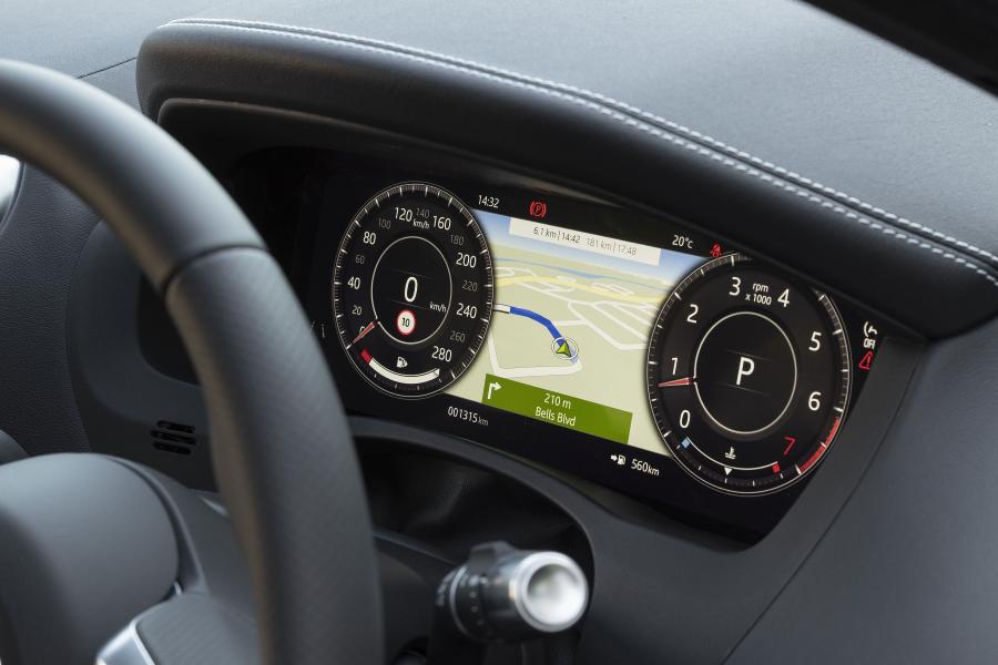 Панель приборов Jaguar XE P300 R-Dynamic 2019 года  (AU) (фото 28 из 40)